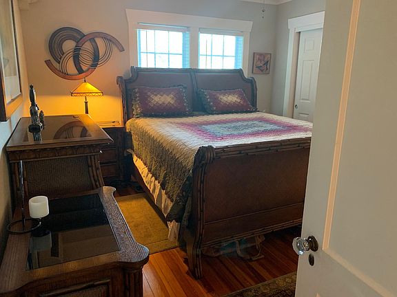 3rd image of 215 6th Ave NE #4