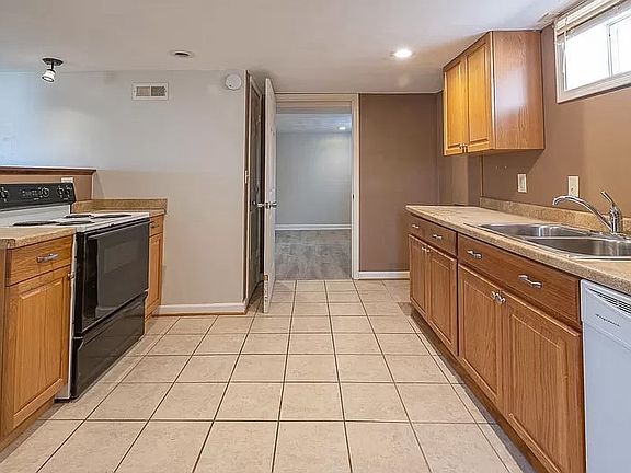 3rd image of 5223 Victoria St NW #B