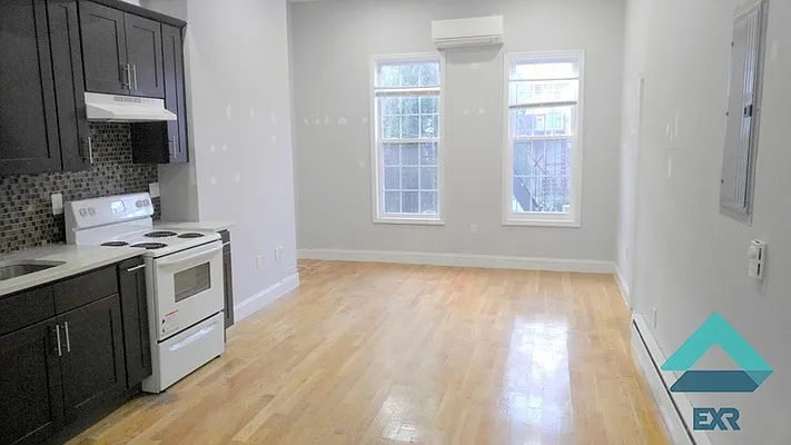 Rented by EXR | media 10