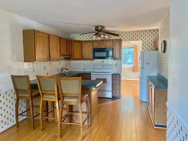 411 Lynetree Dr — Photo 11
