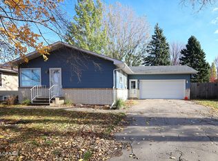 1214 Darwin Dr, Grand Forks, ND 58203