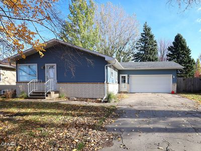 1214 Darwin Dr, Grand Forks, ND, 58203