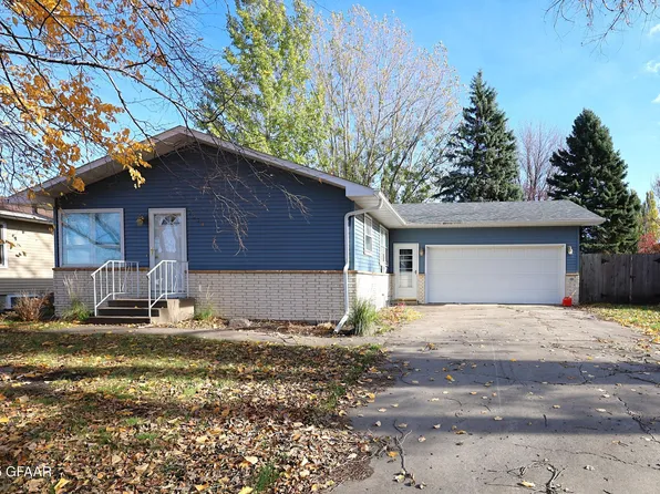 1214 Darwin Dr, Grand Forks, ND 58203