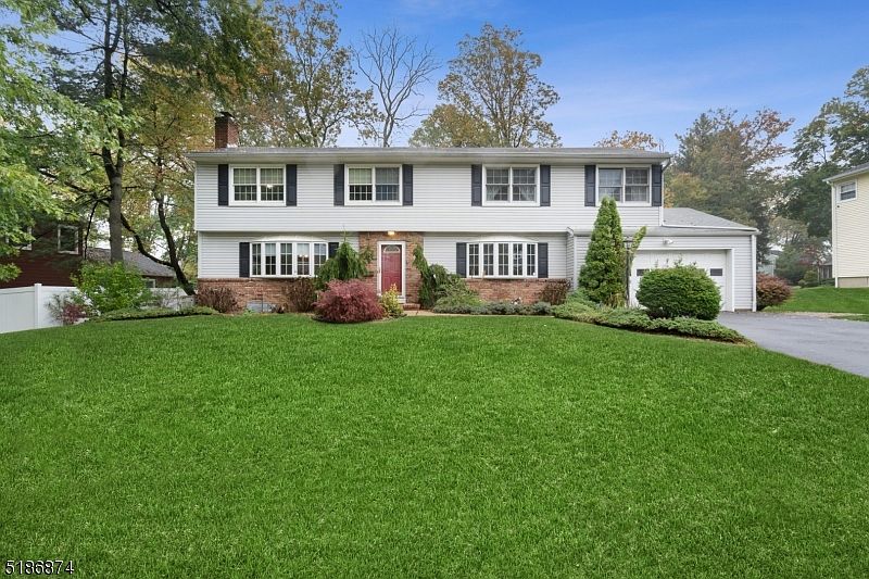 1st image of 5 Tall Oaks Dr