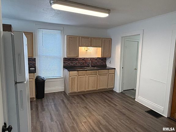 5th image of 611 S Illinois St