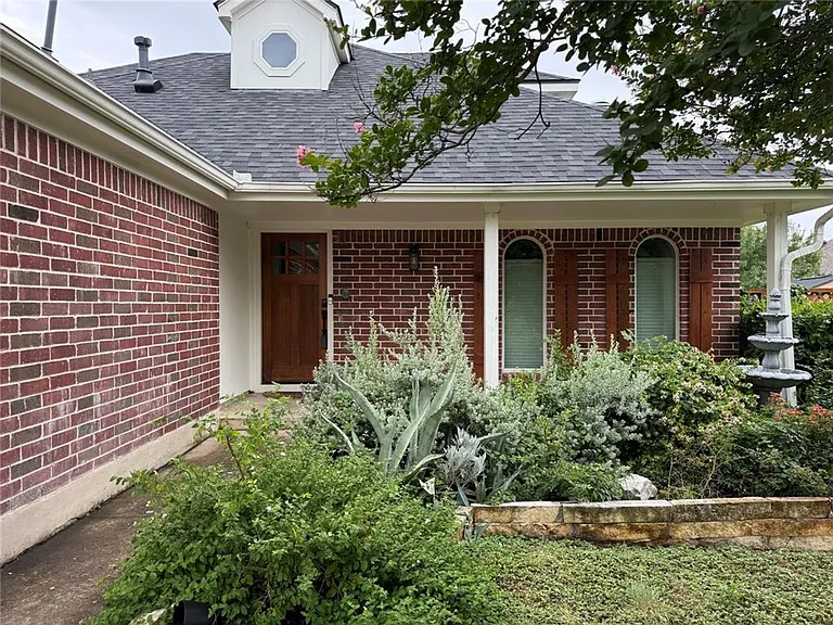 502 Green Valley Cv — Photo 2