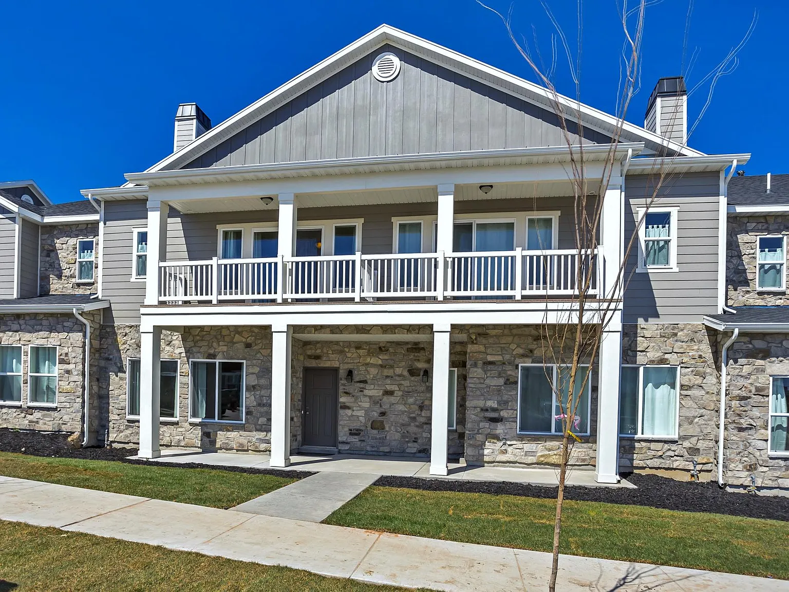 3 bed, 2.5 bath, 2128 sqft, $2,095 — Photo 2