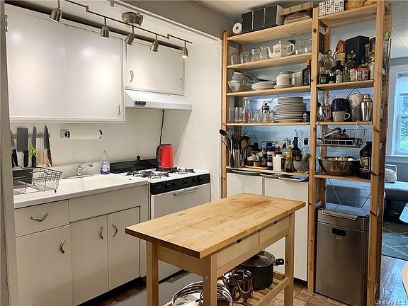 3rd image of 10 Oakridge Pl APT 3B