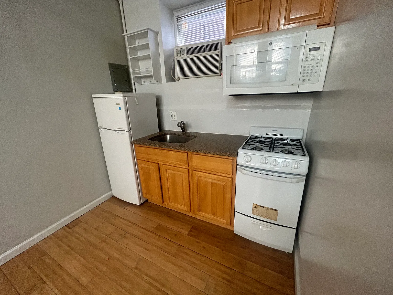 Studio, $990 — Photo 4
