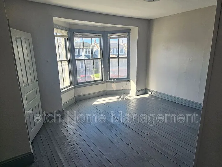 909 E Princess St — Photo 13