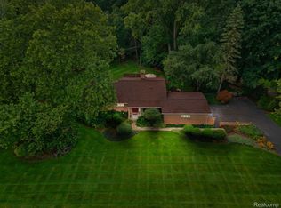 1372 Ashover Dr, Bloomfield Hills, MI 48304