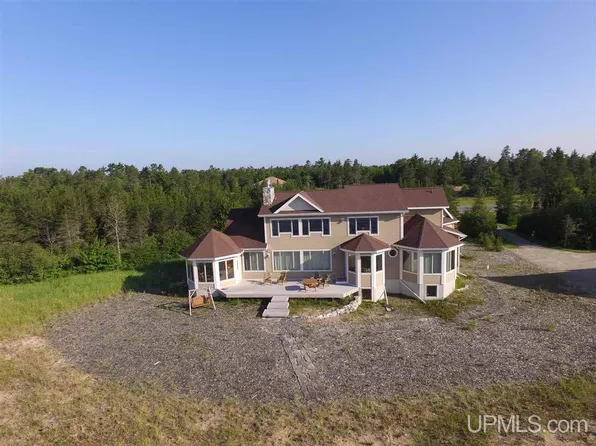1253 W Lakeshore Dr, Manistique, MI 49854