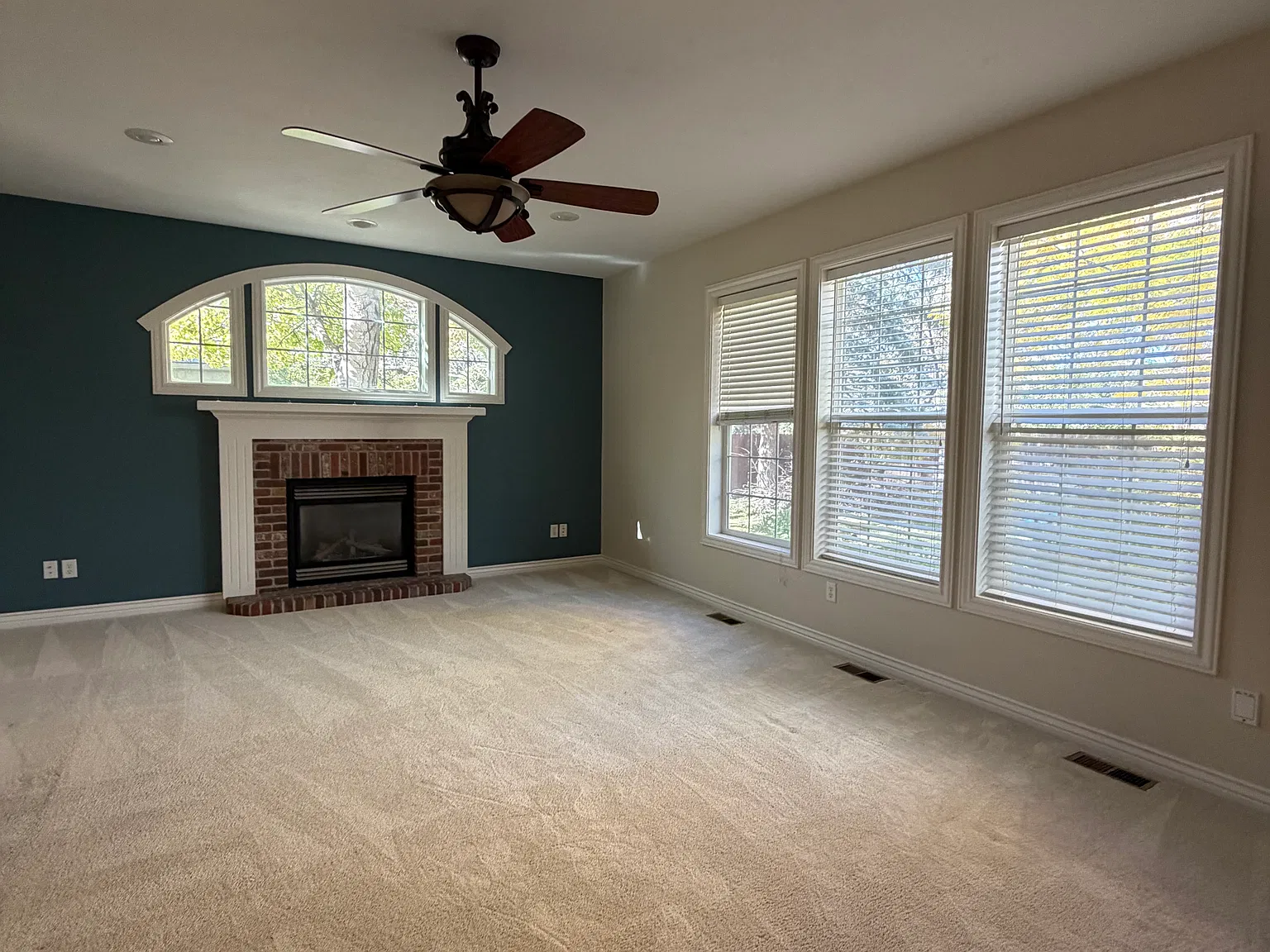 5 bed, 3.5 bath, 4600 sqft, $3,400 — Photo 3
