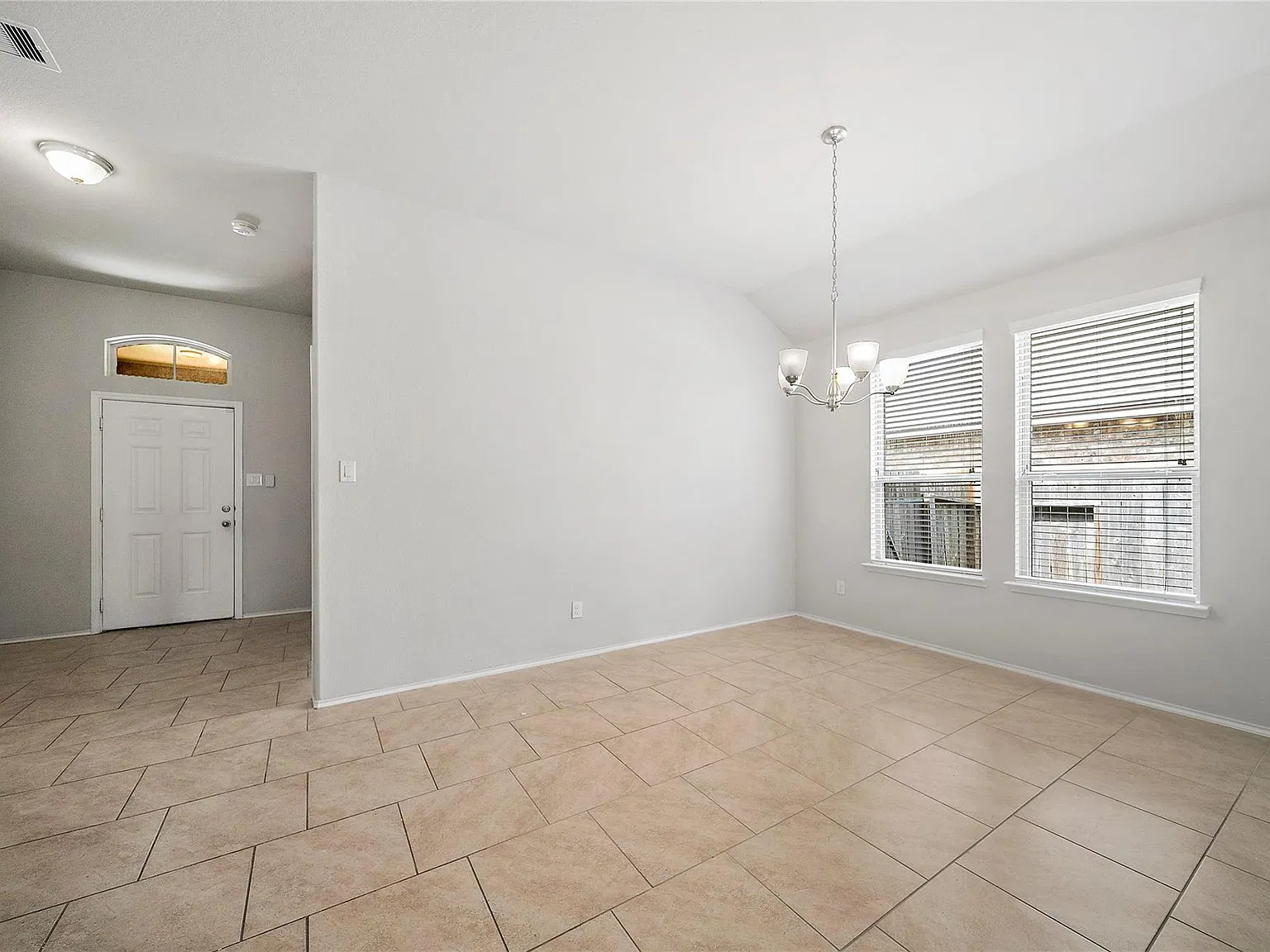 4 bed, 2.0 bath, 2471 sqft, $2,500 — Photo 4
