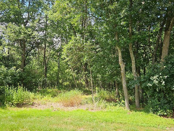 4th image of 2222 Spruce Dr