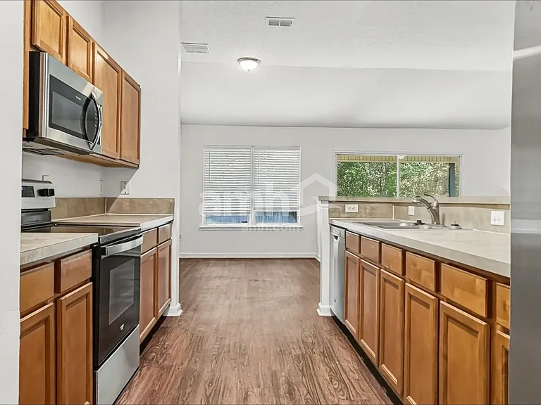10008 Lancashire Dr — Photo 4