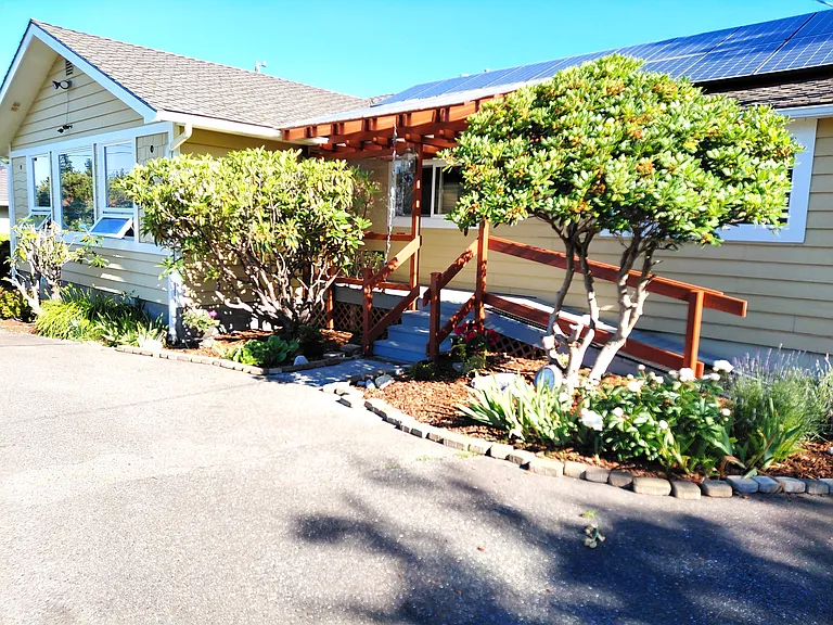 1584 Marine Dr — Photo 2