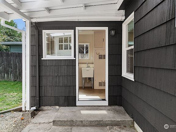 4th image of 112 S Oyster Bay Avenue