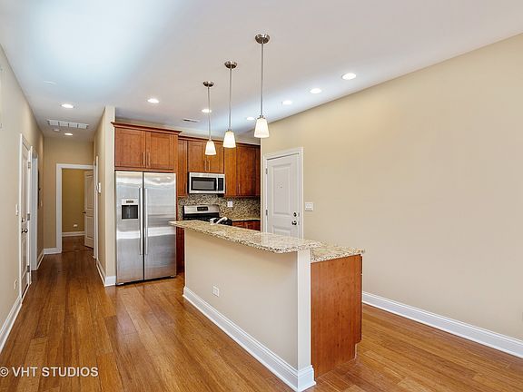 5th image of 2634 N Wilton Ave