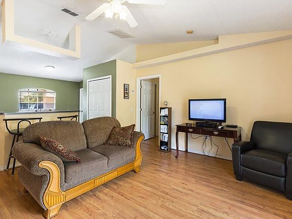 3rd image of 218 Tiffany Ct