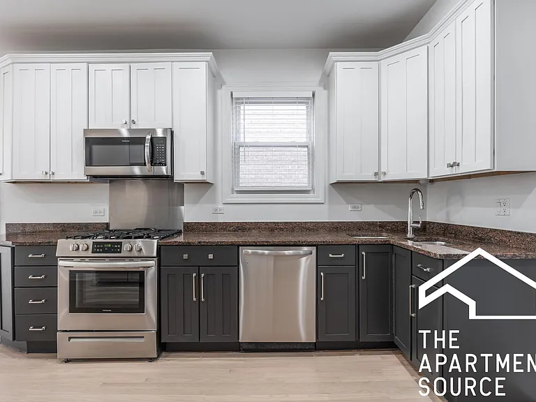 2522 N Artesian Ave — Photo 2