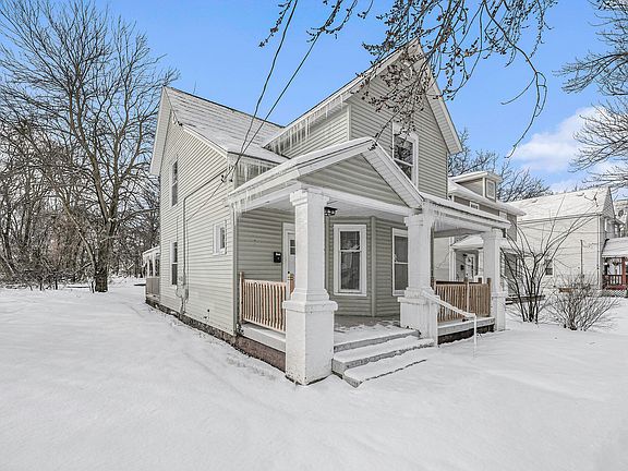 3rd image of 722 Thomas St SE