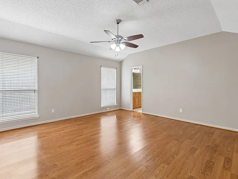 300 Thomas Dr — Photo 20