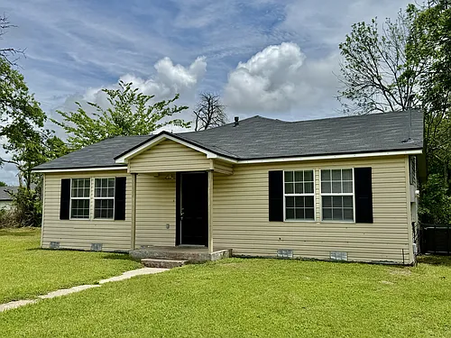 1009 Victoria St Photo 1