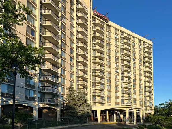 40 N Tower Rd APT 8C, Oak Brook, IL 60523