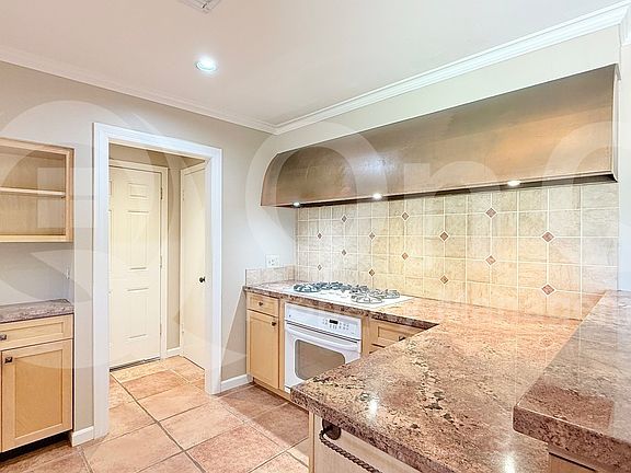 4th image of 3821 S Kenwood Ln