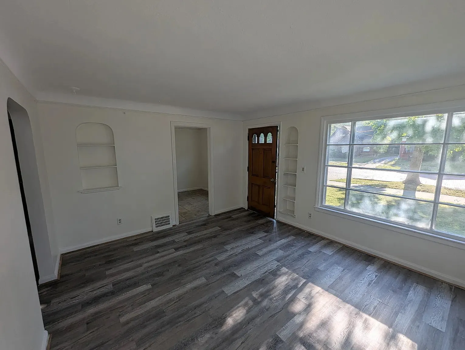 Beautiful 3 Bed / 2 Bath Bungalow In The Heart of Cleveland — Photo 4