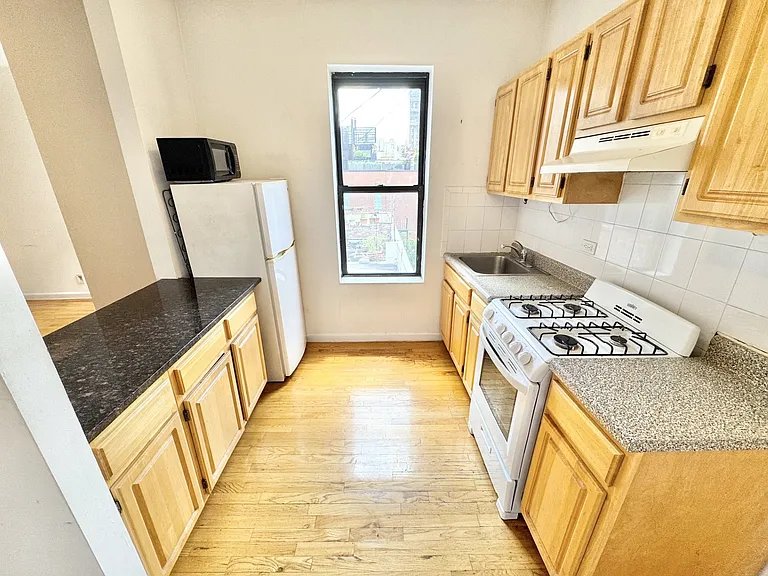 352 W 15th St #501 — Photo 14