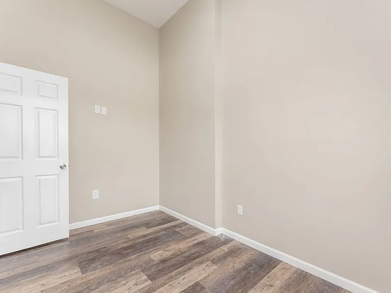 1363 Summit St — Photo 17
