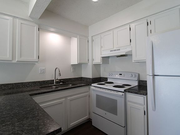 3rd image of 108 N Saxony Dr
