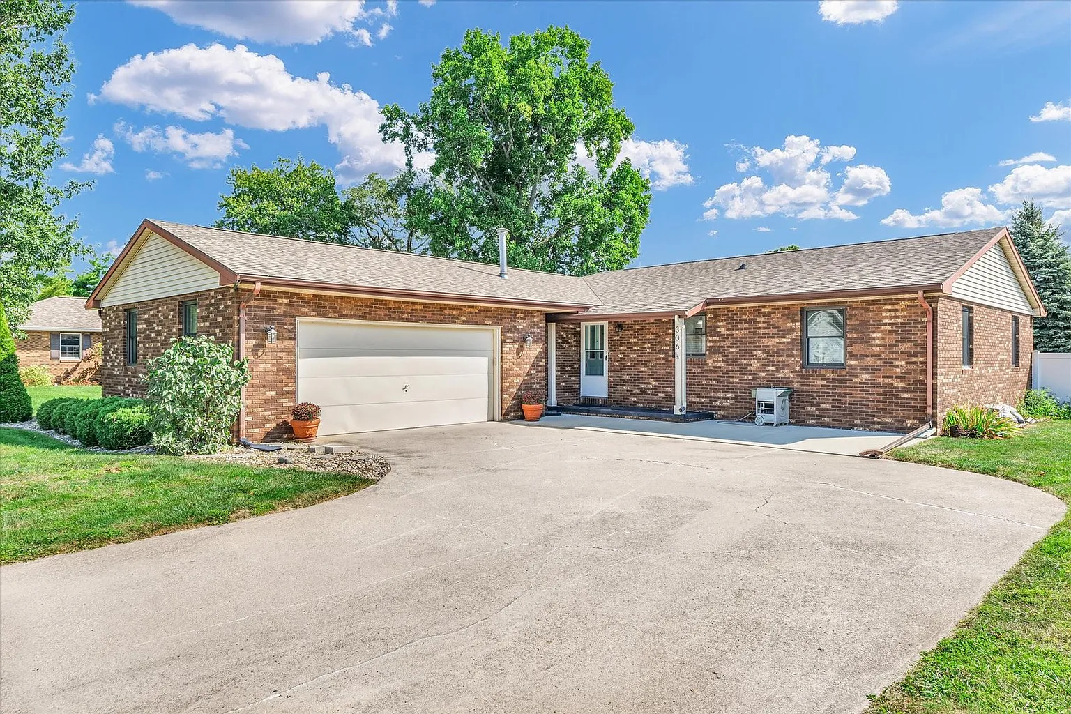 306 Wesley Ave photo 1
