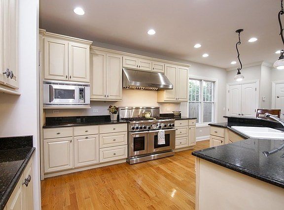 4th image of 1699 Elmwood Dr