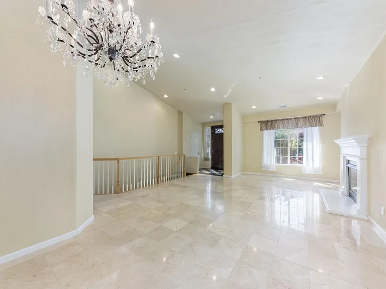 386 Goodwin Dr — Photo 6