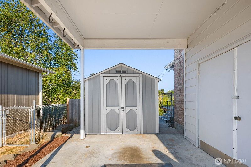 5th image of 4131 21st Avenue SW