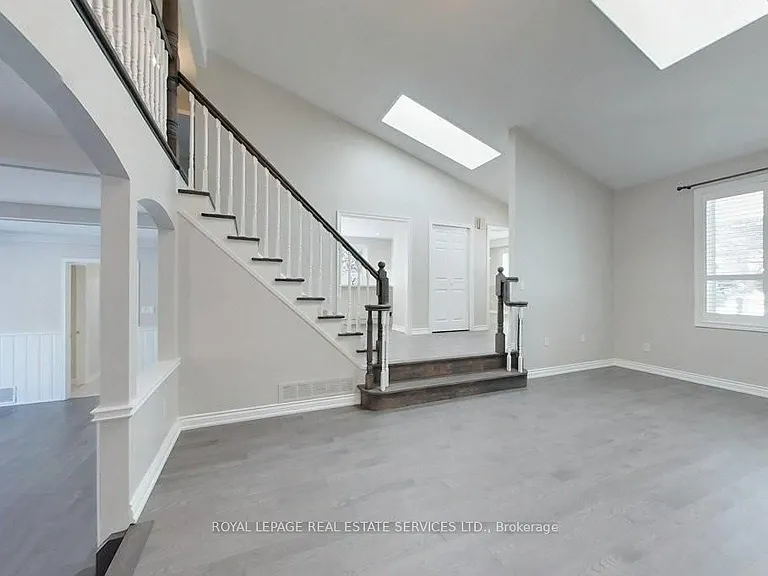 141 Castle Cres — Photo 5