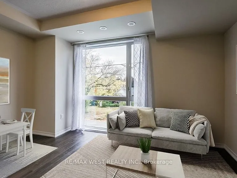 24 Fieldway Rd #Townhouse 7 — Photo 8