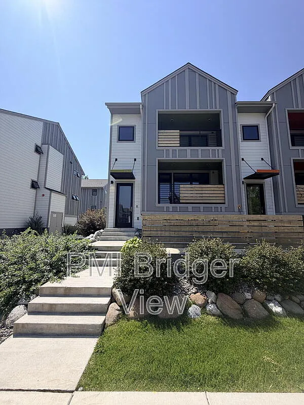 3 bed, 3.0 bath, 1647 sqft, $5,000 — Photo 2