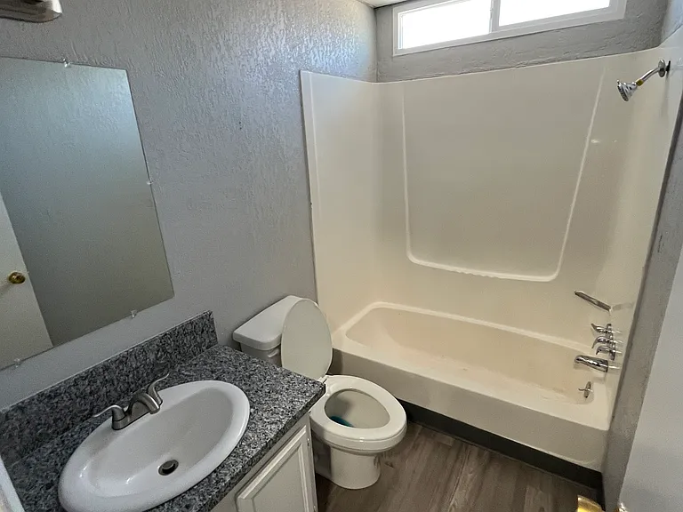 Regency Apartments — Photo 5