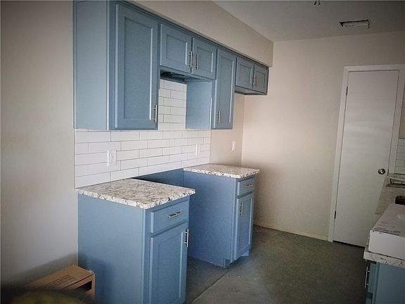 3rd image of 1401 Oak Grove Dr