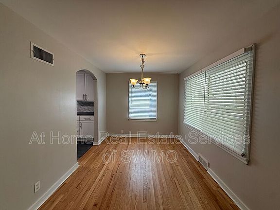 4th image of 1526 S Kentwood Ave