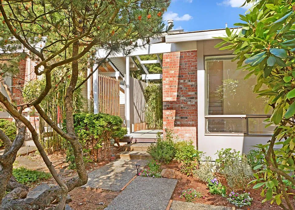 132 108th Ave SE