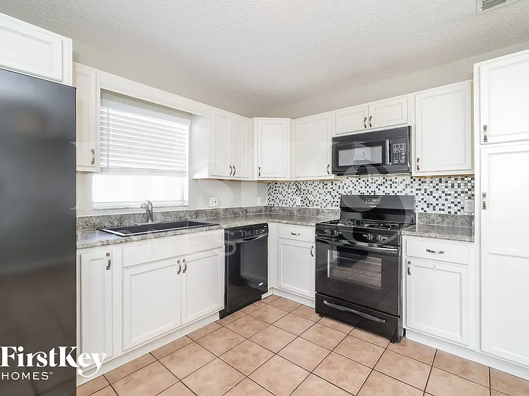 945 Kenbar Ave — Photo 6