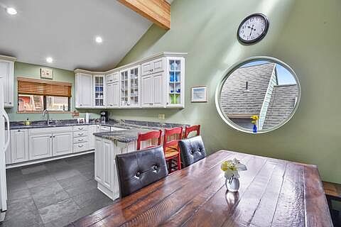 4th image of 252 Woodside Ave