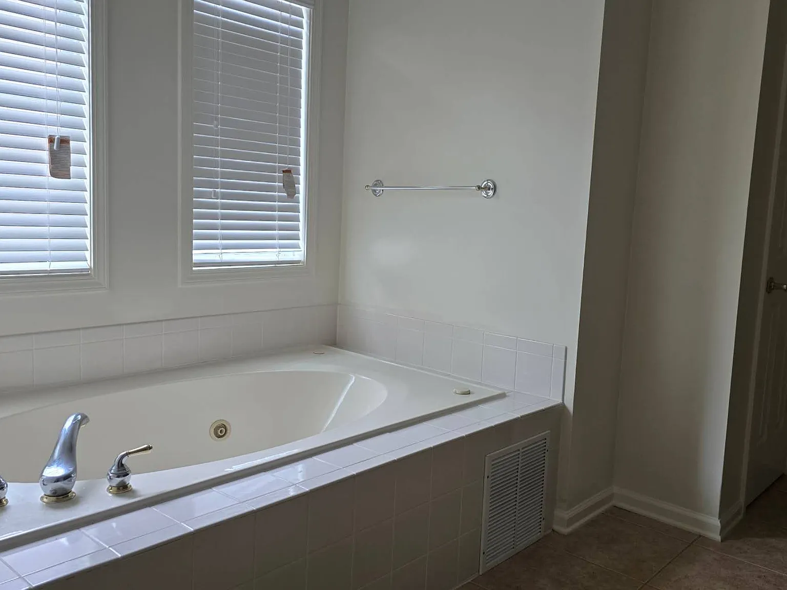 4 bed, 3591 sqft, $2,695 — Photo 4