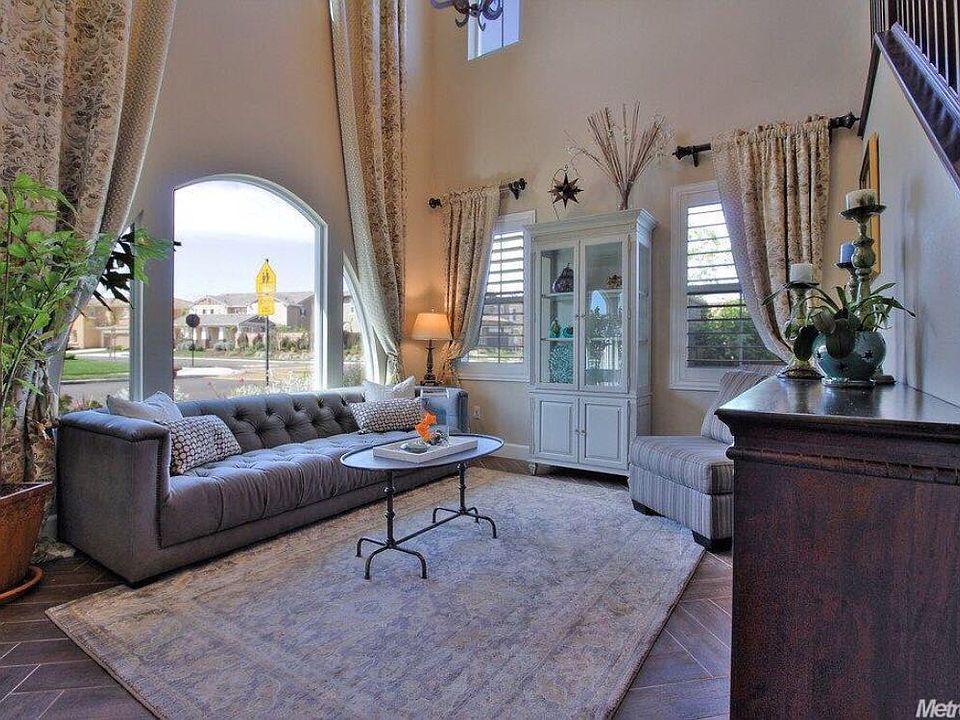 1st image of 647 W Tramonto Dr