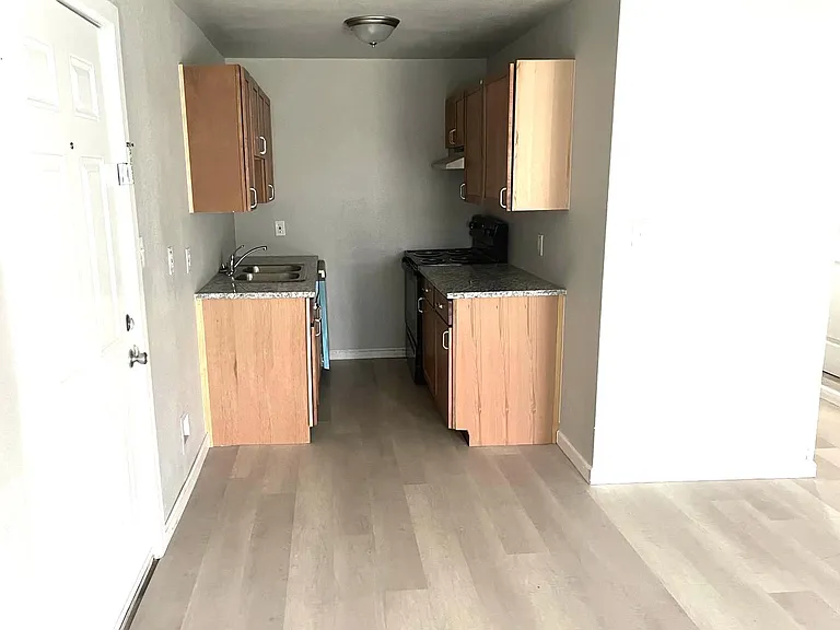 531 W Collins St — Photo 4